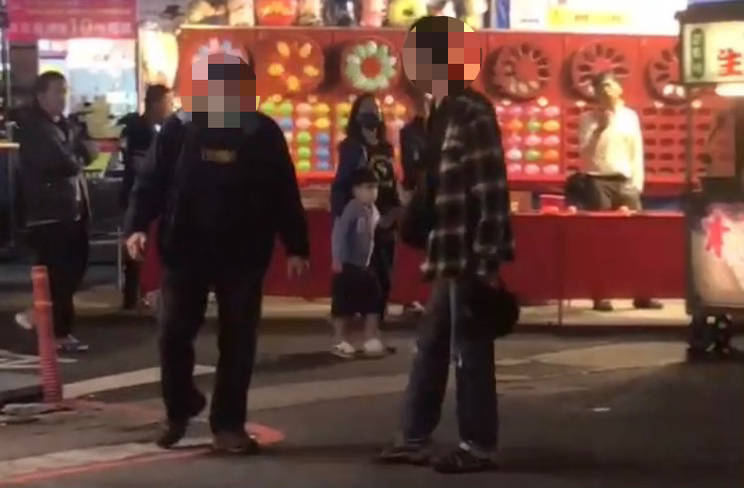 王男（左）傍晚在樂華夜市買飲料，與詹男（右）爆發口角，當街上演全武行，全程被民眾側錄，2人事後互相提告，警訊後均依傷害罪嫌移送法辦。（記者闕敬倫翻攝）