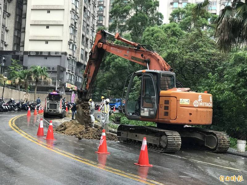 基隆壯觀台北社區正進行老舊管線汰換工程。（記者盧賢秀攝）