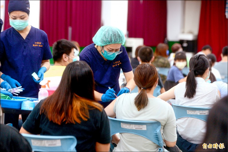 專家會議達成共識，建議12歲到17歲青少年接種第2劑BNT疫苗，預計12月中旬後施打。（資料照，記者王藝菘攝）