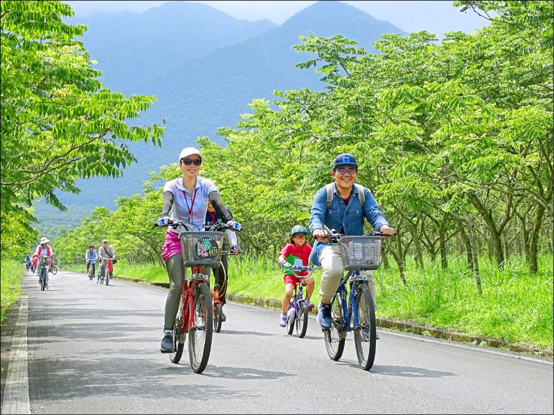 騎自行車徜徉在大農大富平地森林園區的自行車車道，健康又節能減碳。（花蓮縣府提供）