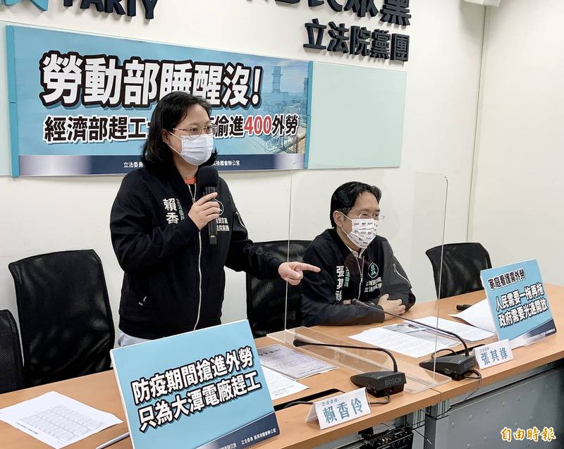 台灣民眾黨立委賴香伶（左）、張其祿（右）30日召開「經濟部趕工大潭電廠偷進400外勞，勞動部一問三不知」記者會，會後並接受記者訪問，聲援受家暴女立委。（記者塗建榮攝）