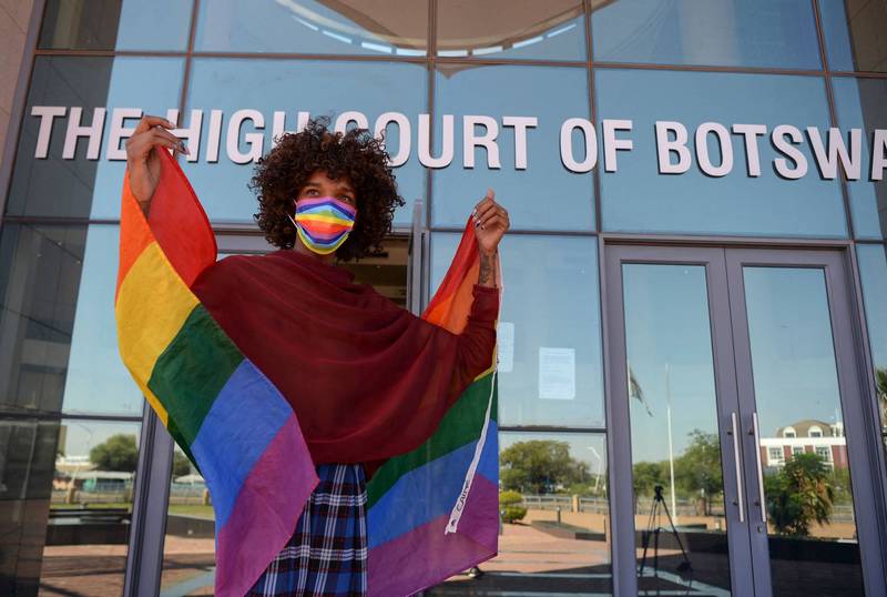 非洲南部國家波札那上訴法院於11月29日宣判，將「同性合意性行為」視為非法，違憲。（圖為支持同性戀除罪化者於法院外舉彩虹旗歡呼，法新社）