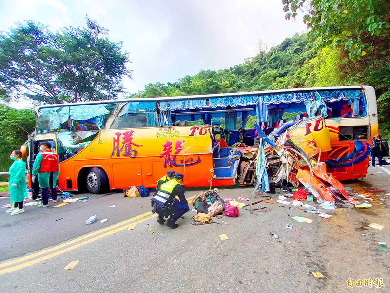 A tour bus is pictured after a crash in Yilan County’s Suao Township on March 16.
Photo: Chiang Chih-hsiung, Taipei Times