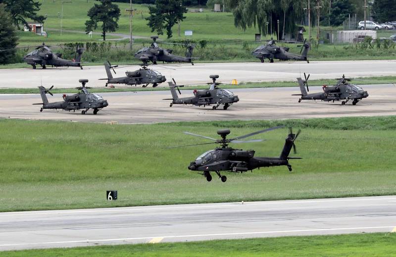 美軍先前輪調至南韓的「阿帕契」直升機作戰隊以及砲兵旅，將改為常駐部隊。圖為美軍韓福瑞營的阿帕契直升機。（歐新社）