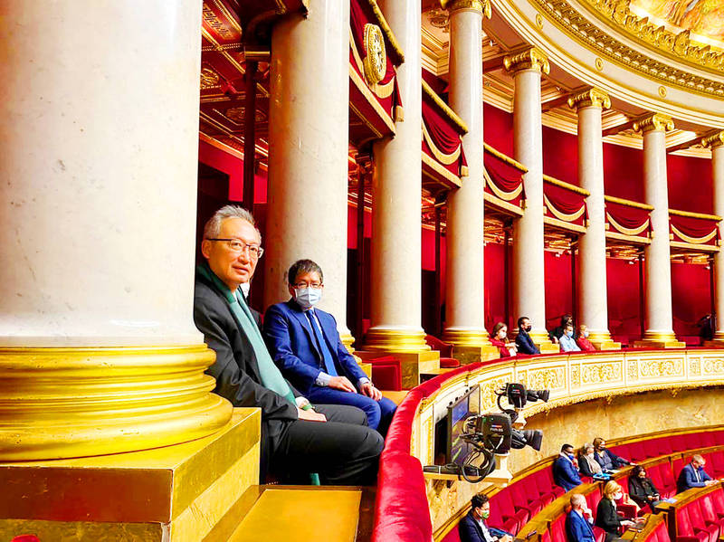 Representative to France Francois Wu, left, sits in the French National Assembly’s public gallery on Monday as the French National Assembly votes on a resolution on Monday in support of Taiwan’s international participation.
Photo courtesy of Francois Wu