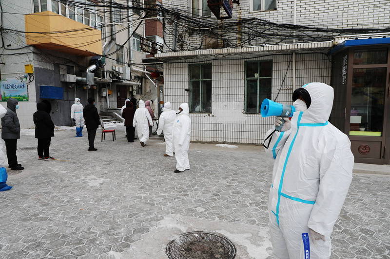 中國內蒙古滿州里市爆發疫情，防疫人員對大規模篩檢進行宣導。（路透）
