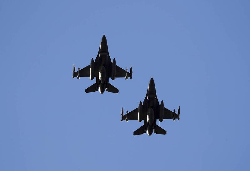 美軍三澤空軍基地的一架F16戰機突然迫降在青森市機場，另外一架當時一起訓練的F16戰機則先行返回基地。F16示意圖，非當事機。（歐新社）