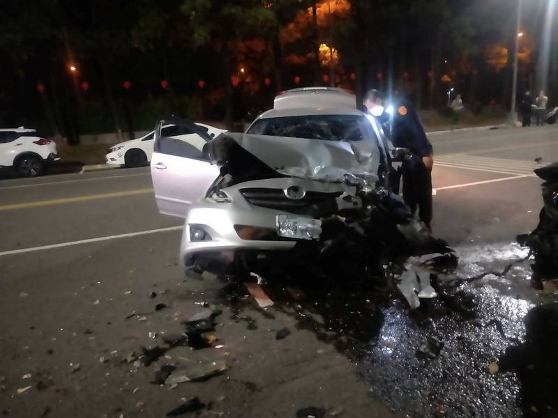 蔡男駕駛的車輛肇事連撞2車，車頭毀損並造成車上2人送傷送醫。（民眾提供）