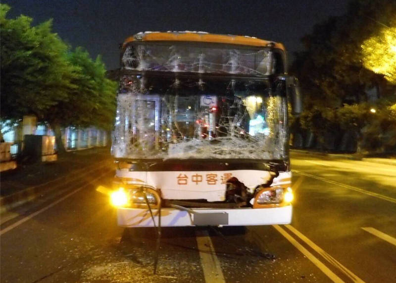 公車前擋風玻璃碎裂。（民眾提供）