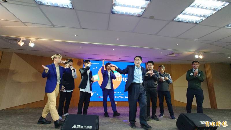 台南市長黃偉哲今天熱舞，為台跨年晚會活動宣傳。（記者洪瑞琴攝）