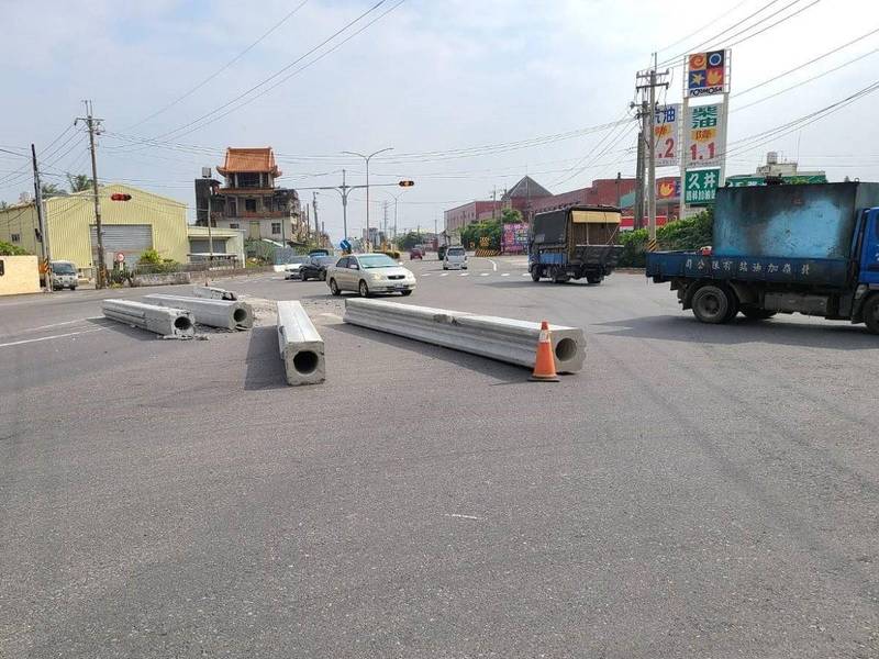 空心水泥柱從拖板車上鬆脫掉落一地，一度阻礙省道路竹南下交通。（民眾提供）