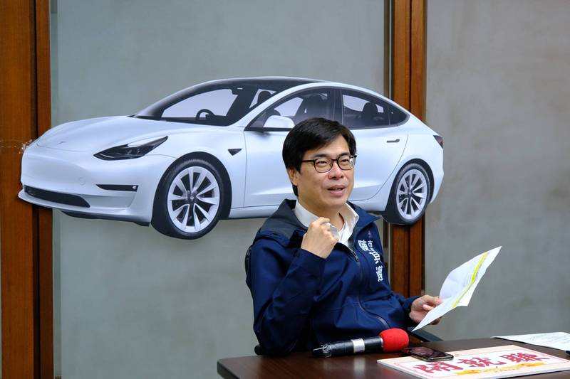 高雄市長陳其邁親自打電話恭賀「高雄開就賺」第二台特斯拉電動車幸運得主高先生。（高雄市政府提供）