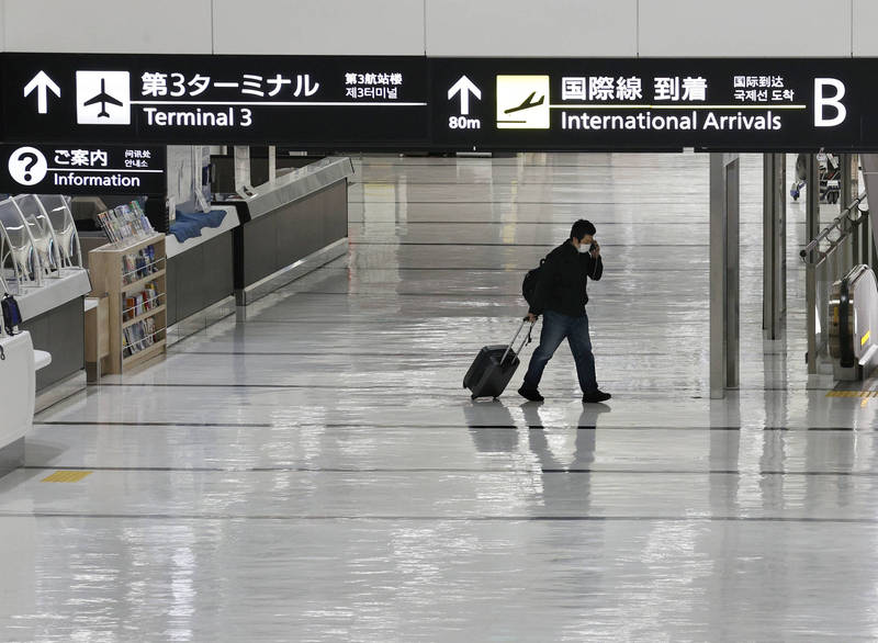 日本交通部要求航空公司暫時停售入境機票。（美聯社）