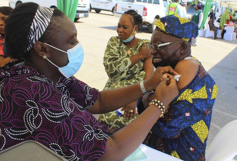 武漢肺炎疫情持續肆虐，圖為奈及利亞民眾接種疫苗。（美聯社）