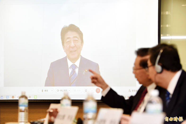 
Former Japanese prime minister Shinzo Abe speaks via video link to a forum organized by the Institute for National Policy Research in Taipei yesterday.
Photo: Peter Lo, Taipei Times