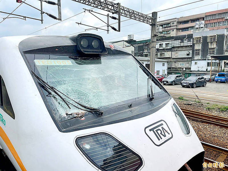 A westbound Taroko Express train was hit by a rail segments fell from a constrcution site.
Photo: Lu Hsien-hsiu, Liberty Times