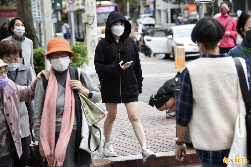 「天氣風險」預報，據未來4天降雨區域模擬圖顯示，星期六（4日）之前水氣不算太多，但5日之後台灣東北部地區會有局部明顯雨勢。（資料照， 記者羅沛德攝）