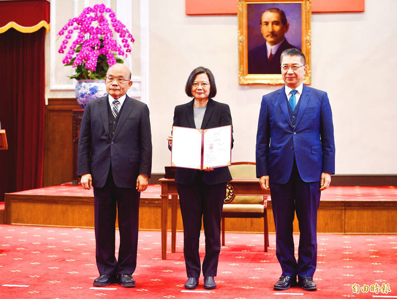 
President Tsai Ing-wen, center, holds up a copy of the Stalking and Harassment Prevention Act at a news conference at the Presidential Office in Taipei yesterday.
Photo: Peter Lo, Taipei Times