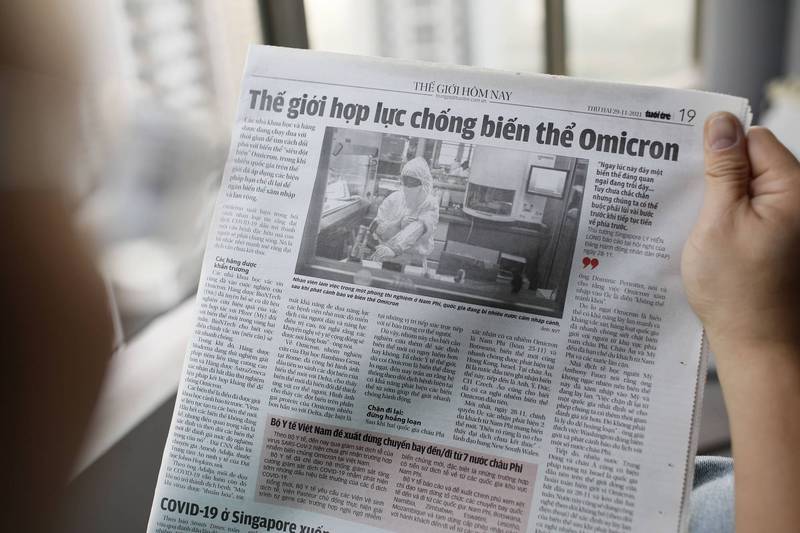 Omicron用英文到底要怎麼念？圖為11月29日越南報紙報導最早在南非被檢測出來的變種病毒Omicron。（歐新社）