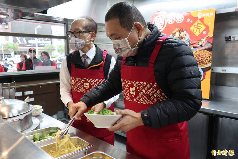 新北市長侯友宜協助製作滷肉飯愛心餐。（記者周湘芸攝）