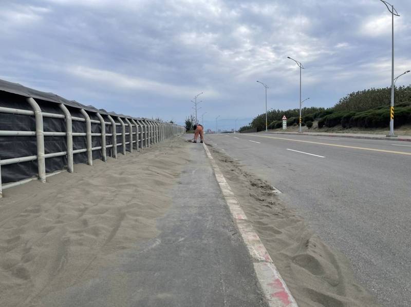 新竹市消防隊員傳出被派去掃清道路飄砂。消防局澄清是顧及民眾生命安危先協助清理，後續已由工務處契約廠商接手清除。（記者洪美秀翻攝）