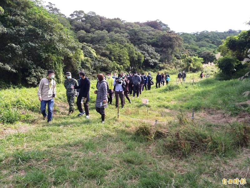 新竹縣竹北蓮花寺旁的軍事管制區內濕地，擁有列入國家極危的桃園草、點頭飄拂草和今年8月新發現的胡麻草等九種保育植物，由於興建攔砂壩等因素嚴重陸化，面臨生存危機。（記者廖雪茹攝）