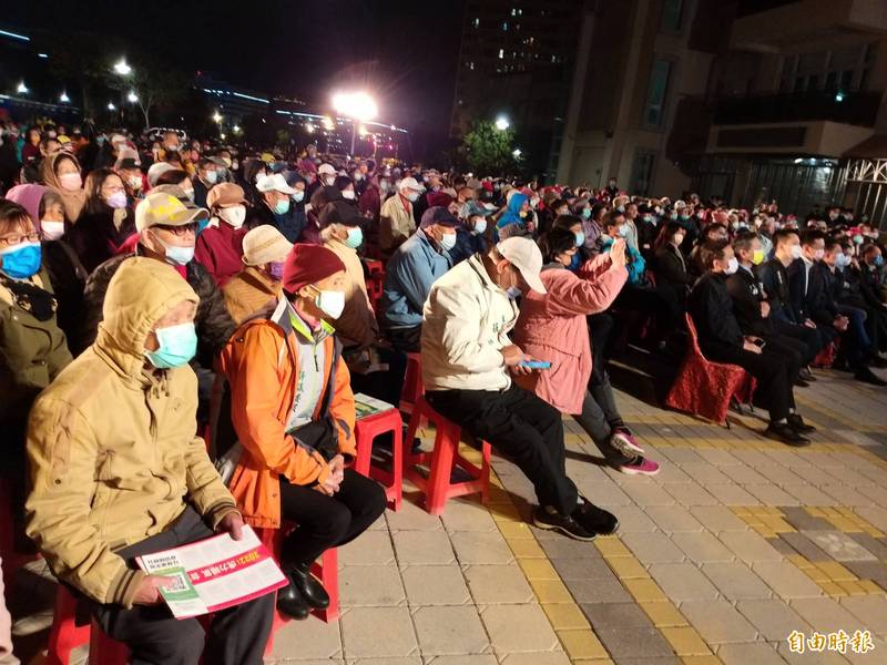 民進黨「四個不同意，台灣更有力」公投說明會新竹縣場，今晚在竹北市中崙里集會所舉辦，上千人參加。（記者廖雪茹攝）