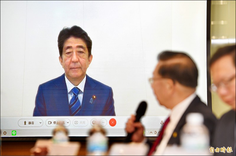 國策研究院昨舉辦「影響力論壇」，日本前首相安倍晉三視訊連線，發表「新時代台日關係」主題演講。（記者羅沛德攝）