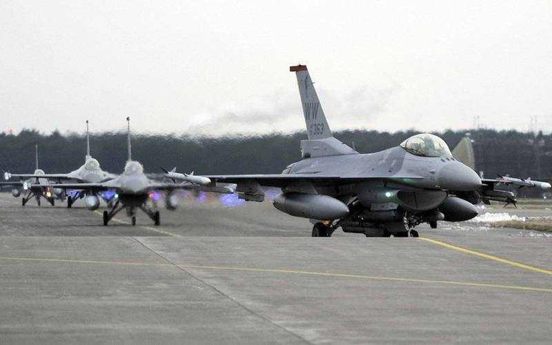 防衛省要求駐日美軍停飛F-16。圖為三澤基地的F-16機隊。（法新社）