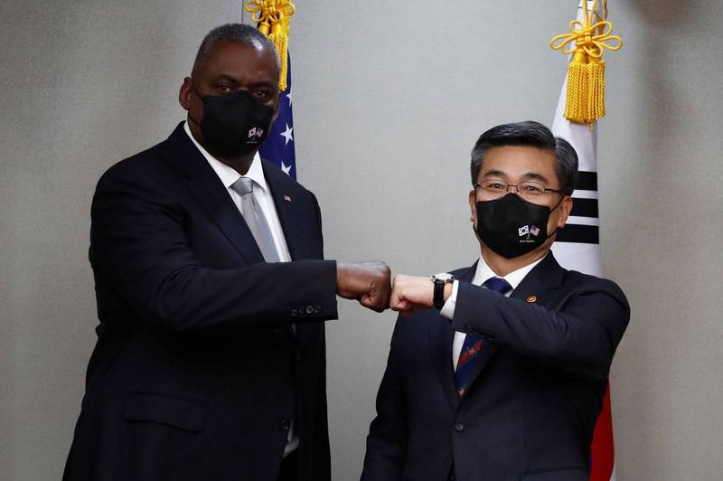 美國國防部長奧斯汀（左）與南韓國防部長徐旭（右）在美韓安全會議會談，聯合聲明中首度提及台海安全。（路透）