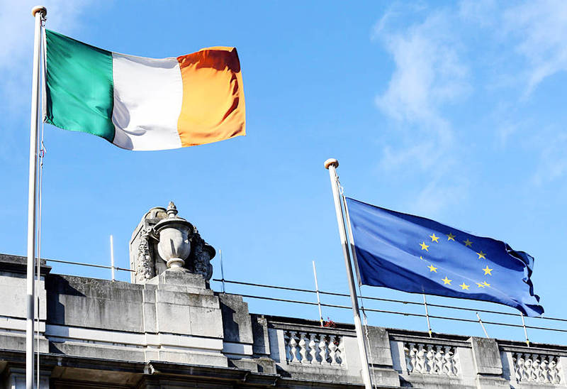 An Irish national flag, left, flies alongside an EU flag in the center of Dublin on Oct. 9, 2018.
Photo: AFP
