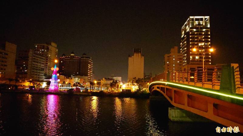 台南耶誕樹臨運河畔夜景。（記者洪瑞琴攝）