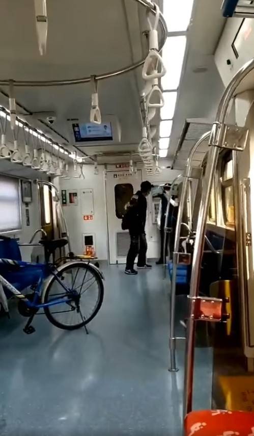 台鐵列車長要求旅客將自行車停放在固定位置釀衝突，乘客逼退列車長作勢攻擊 。（圖翻攝自臉書粉絲團－靠北台鐵）