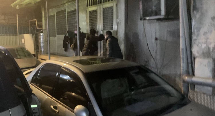 新北市永和警分局警方攻破藏身民宅的天九牌賭場，當場逮捕負責人、3名員工及39名賭客。（民眾提供）