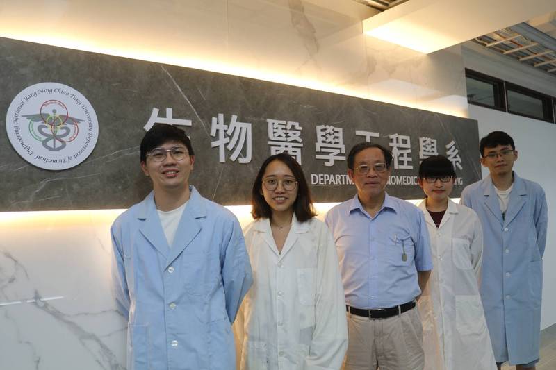 蠶絲生物材料的研發團隊由鍾次文（中）帶領，發現蠶絲蛋白除了力學跟生化特性，也有電的性質。（陽明交通大學提供）