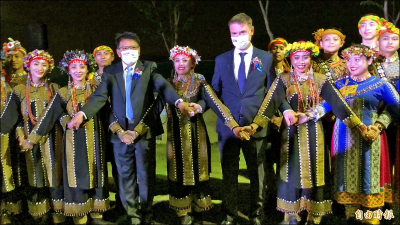 屏東縣長潘孟安（前排左三）和捷克經濟文化代表處代表Patrick Rumlar（前排右三）與原住民共舞。
（記者羅欣貞攝）