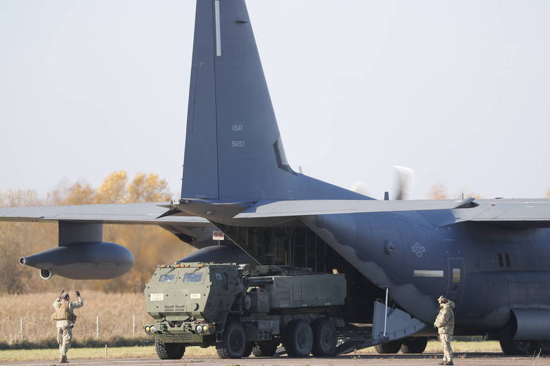 美国陆战队明起将基于「远征前进基地作战」（EABO）概念，和日本陆上自卫队展开为期14天的「坚决之龙21」（Resolute Dragon 21）联合演习。图为C-130J运输机搭载HIMARS画面。（欧新社）(photo:LTN)