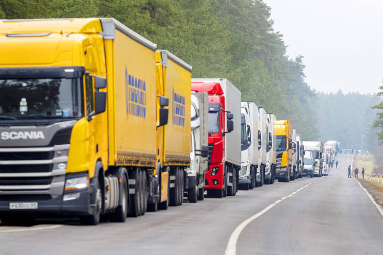 
Trucks wait to be processed at Lithuania’s Raigardas-Privalka border crossing with Belarus on Nov. 13.
Photo: AP