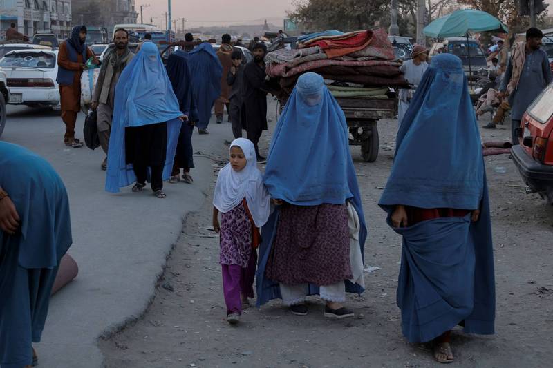 阿富汗神學士（Taliban，又譯塔利班）政府今（3）日頒布新法律，內容指出不應將女性視為「財產」，且結婚前必須徵得女方同意。圖為阿富汗女性外出採買。（路透）