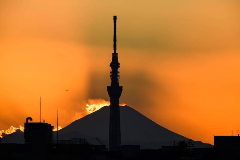 日本網路討論區上引起議論，有人擔憂這是富士火山噴發的前兆，還有人發布日本恐沉沒的極端言論。（法新社）