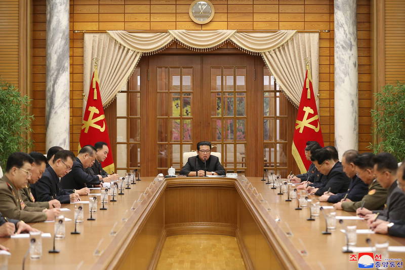 金正恩出席勞動黨政治局中央委員會會議。（歐新社）