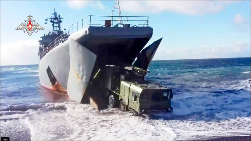 俄羅斯國防部2日公布影片，顯示俄國海軍利用兩棲登陸艦把堡壘岸基飛彈防禦系統運送到千島群島部署。（美聯社）