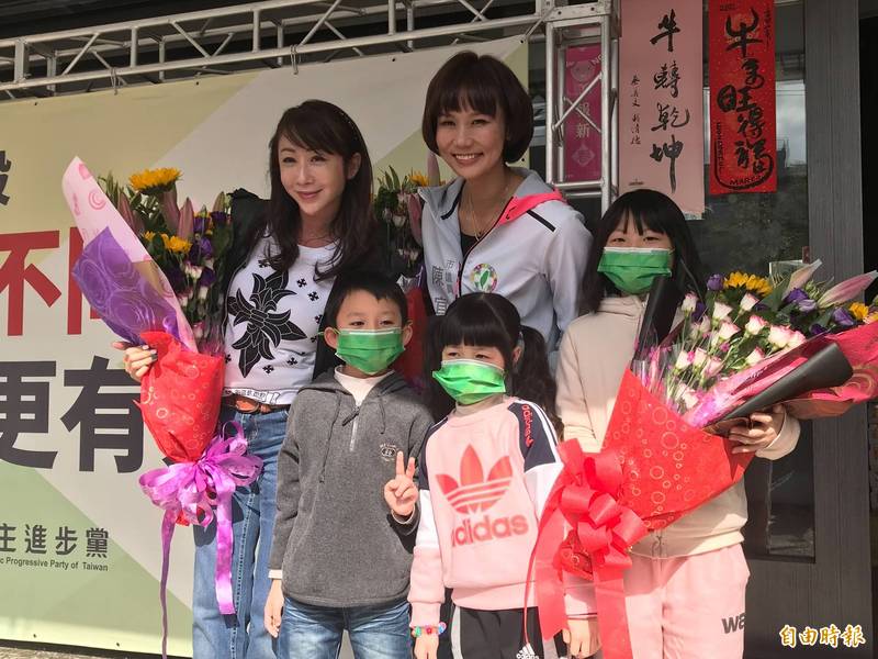 台北市議員許淑華是基隆女兒，今天也回基隆參加陳宜舉辦的公投宣講會，小朋友上台獻花（記者盧賢秀攝）