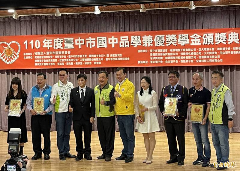 台中市靈聖慈善會舉行獎學金頒獎，多位民代受邀頒獎，並鼓勵孩子勤學向上（記者蘇金鳳攝）