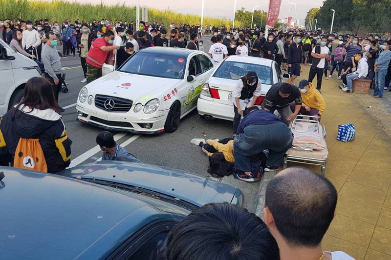 斗六市公所舉辦賽車表演發生意外，造成多人受傷。（讀者提供）