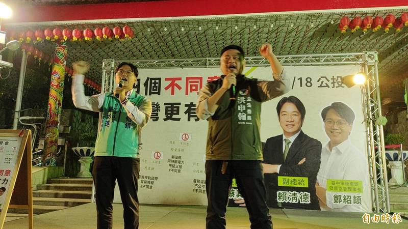 立委洪申翰（右）批評國民黨與附隨組織不管台灣人死活，只想搞政治鬥爭。（記者張瑞楨攝）