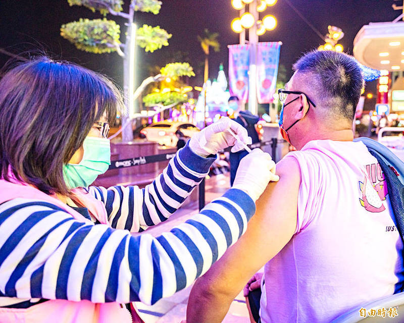 A man receives a COVID-19 vaccine at an outdoor venue in Pingtung County yesterday.
Photo: Hou Cheng-hsu, Taipei Times