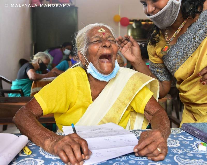 印度南部喀拉拉邦一名104歲奶奶庫蒂亞瑪，近日於戈德亞姆區國家掃盲團組織舉辦的識字考試中考取了89分、數學更達100分的優異成績。（圖擷取自「V. Sivankutty」Twitter）