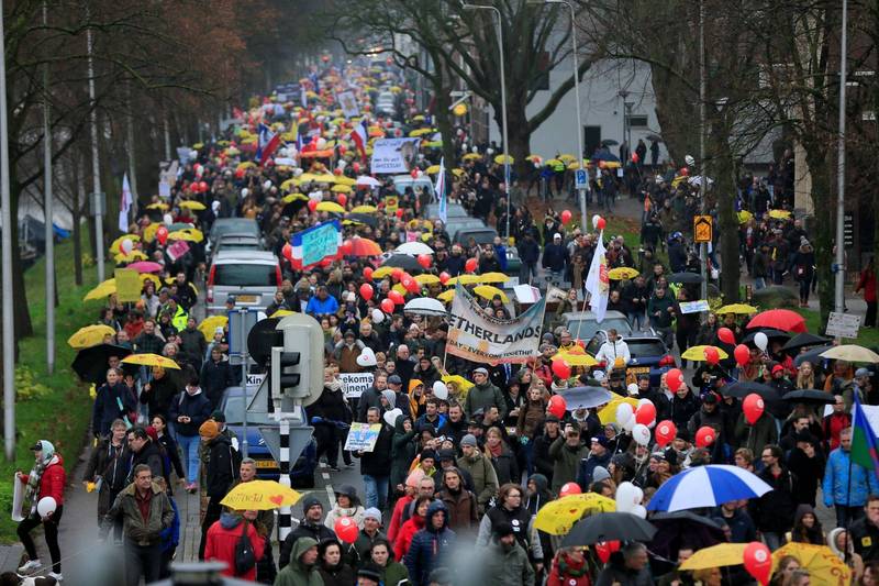新变种病毒Omicron来势汹汹，荷兰乌特勒支却再度数千人示威游行，抗议官方防疫限制。（路透）(photo:LTN)