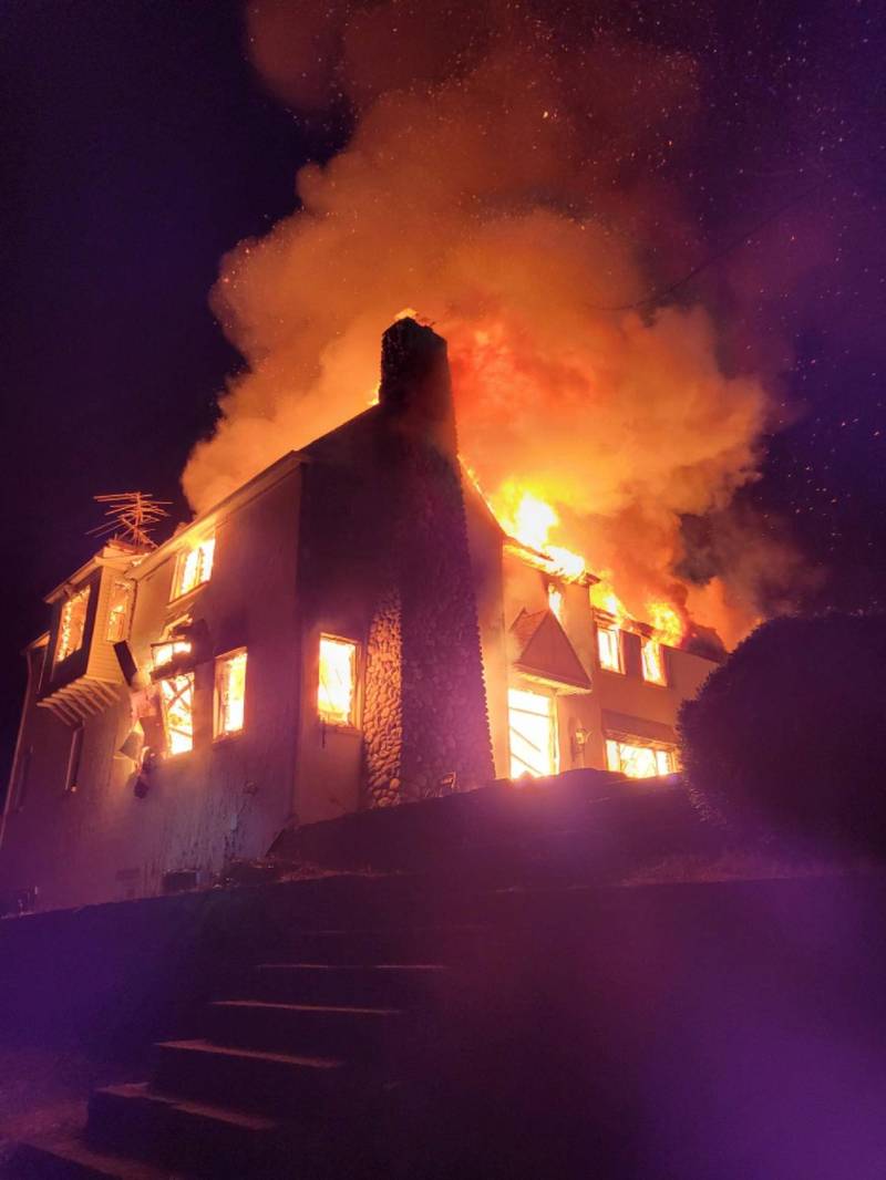 马里兰州一间豪宅的屋主为了把跑到房内的蛇燻出，意外烧掉整间房子，损失超过百万美元。（撷取自推特）(photo:LTN)
